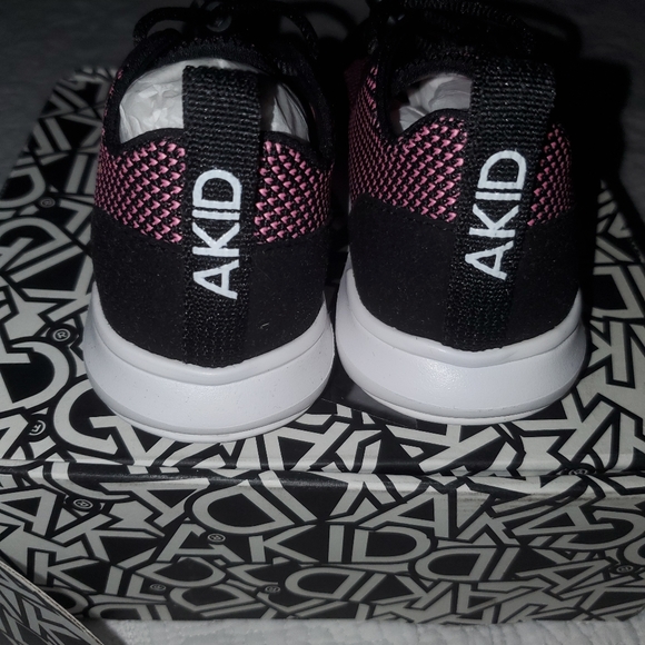 Little girls new Akid brand chase Sneakers Shoes Size 10c pink and black - Picture 2 of 3